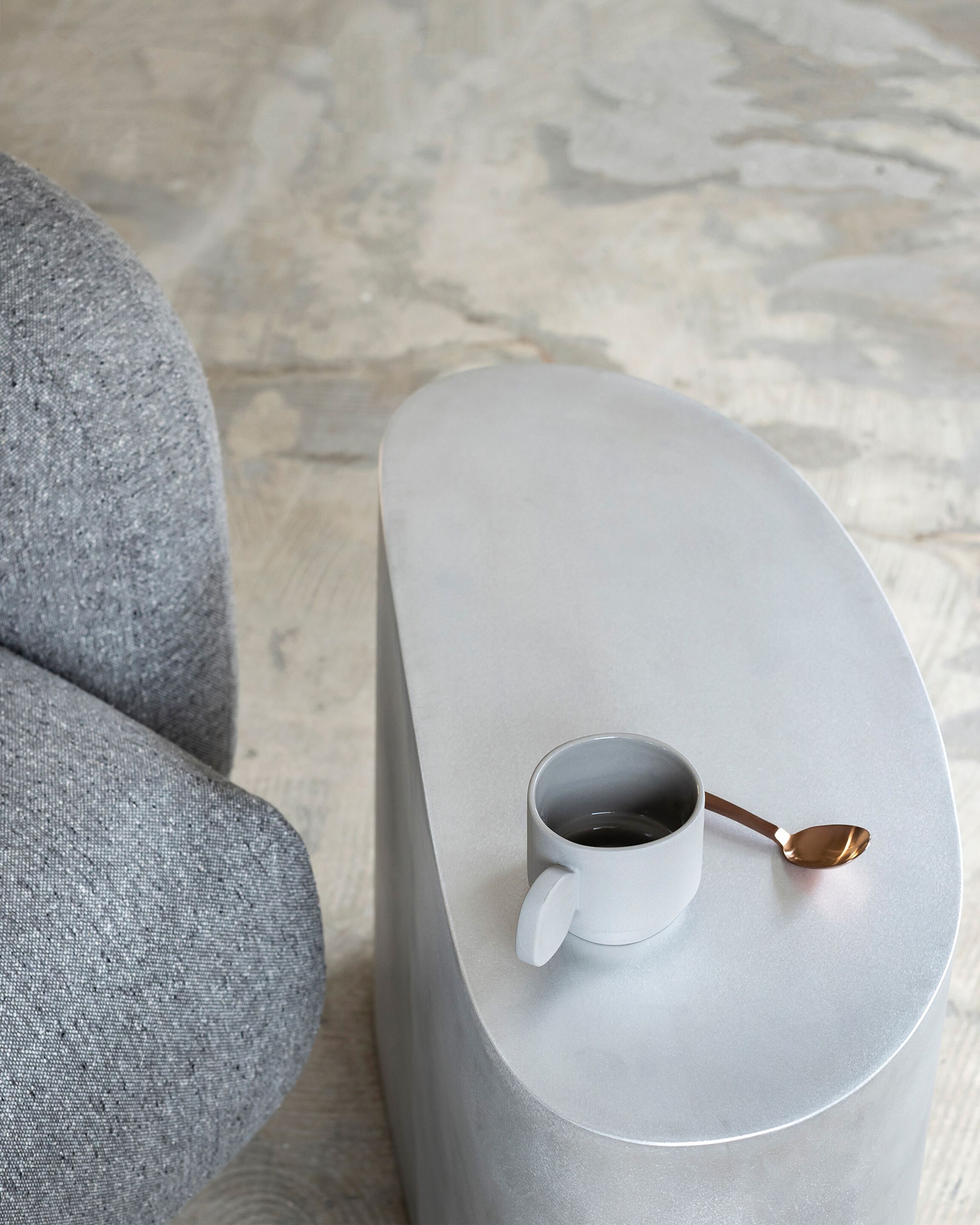 Алюминиевый овальный журнальный столик valerie_objects Assemble ARCH-00063820 - Вид №1