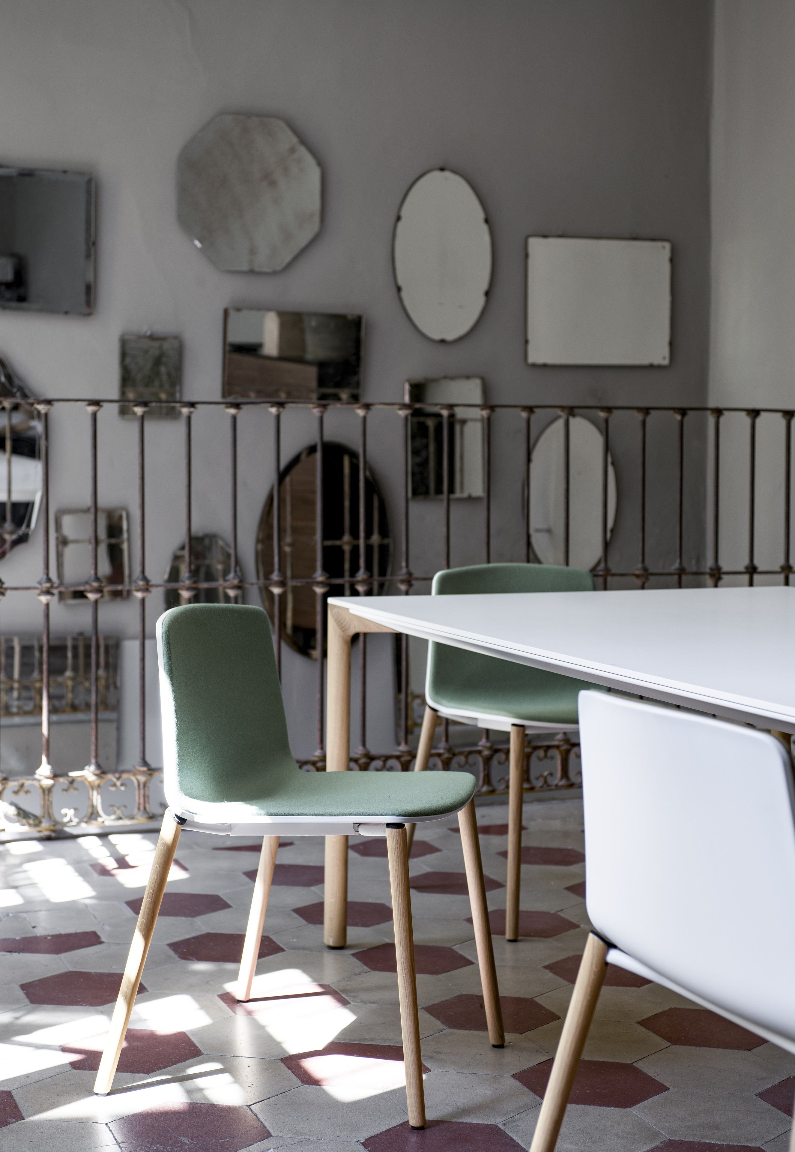 Мягкий штабелируемый стул Kristalia рама ARCH-00146637 - Вид №3