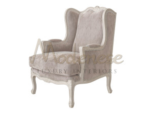 Тканевое кресло с высокой спинкой