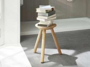 Деревянный табурет для ванной