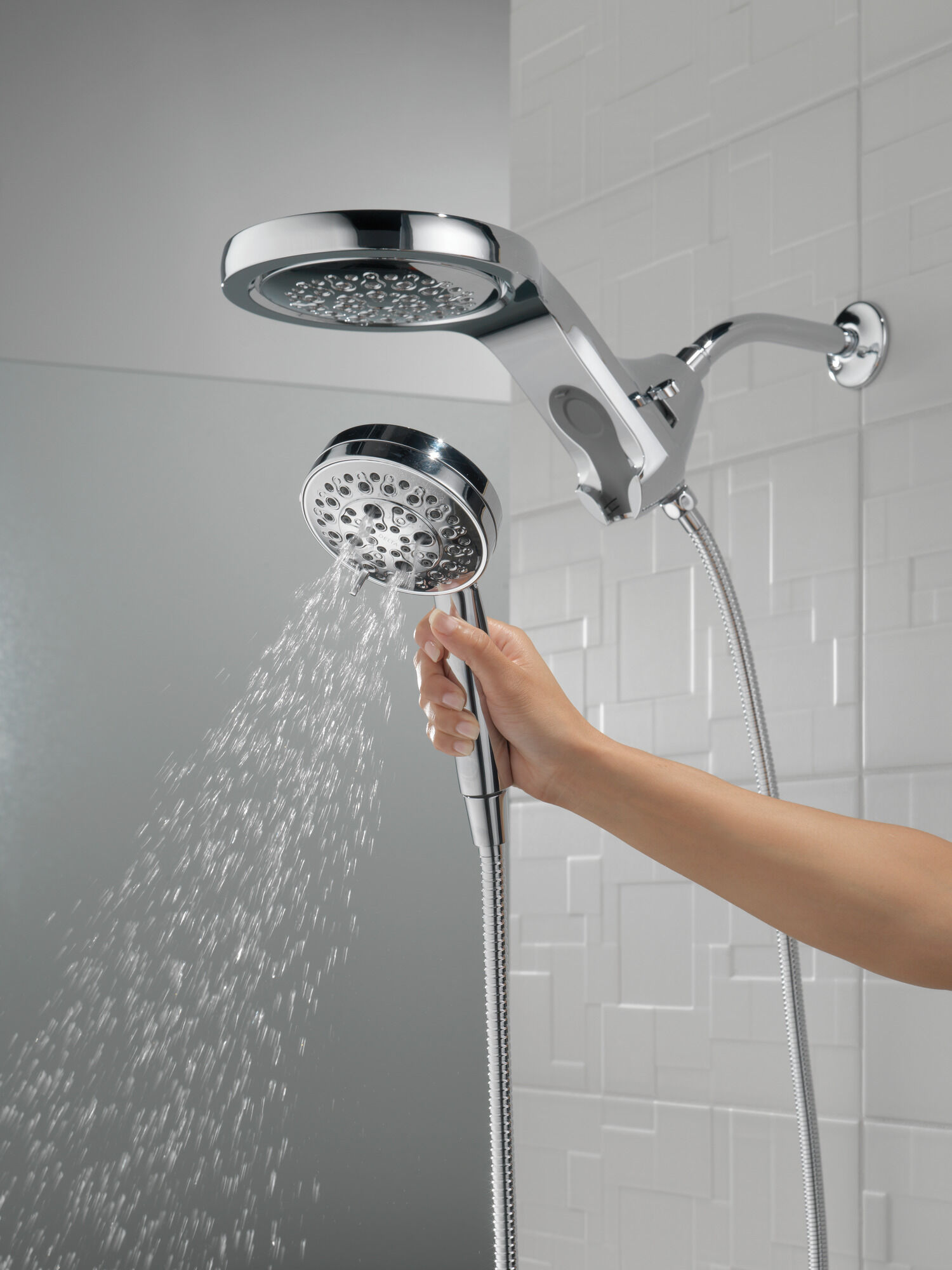 58680-PN HydroRain® H2Okinetic® 5-регулировочная душевая лейка два в одном Delta Faucet Universal Showering Полированный никель  - Вид №11