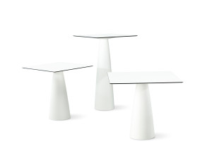 Высокий квадратный стол из полиэтилена