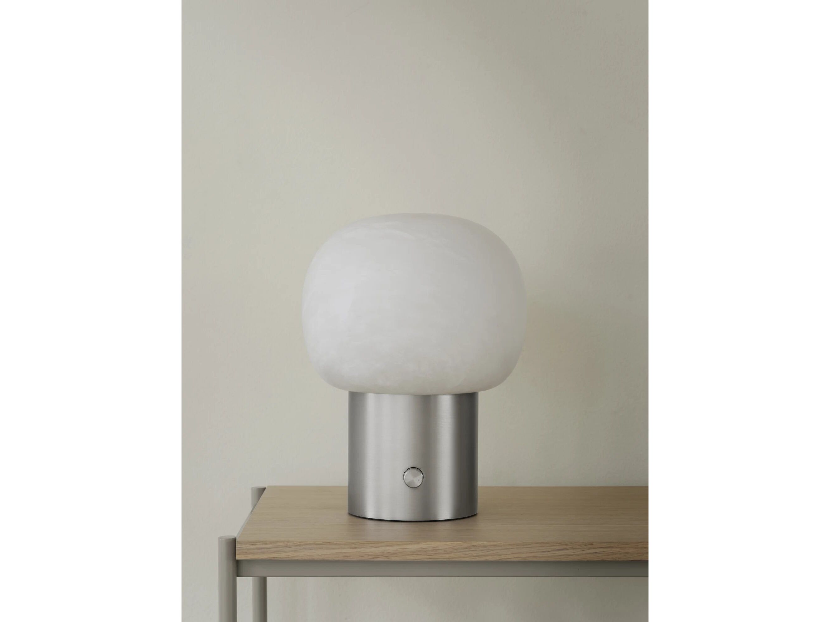 Светодиодная настольная лампа из алебастра и алюминия blomus IRIS Ø24 ARCH-00038432 - Вид №15