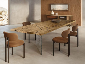 Обеденный стол из дерева и стекла