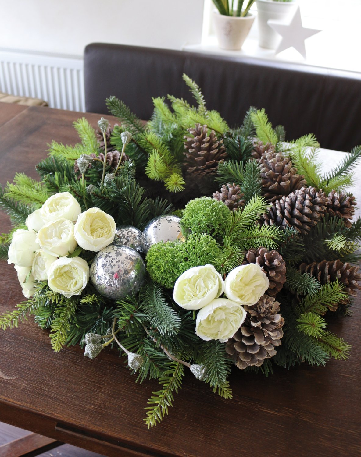 2022 807 a3 Искусственный венок 'смешанная зелень / розы / шары / шишки', Ø 68 см, зелено-белый H-andreas  - Вид №5