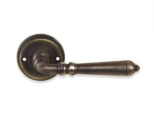 Бронзовая ручка на розетке