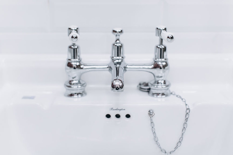 Смеситель для раковины на 2 отверстия Regent, с пробкой и цепочкой [CLR10] Regent Burlington T16-QT, T1, T4B-2 - Вид №2