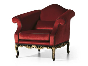 Тканевое кресло с подлокотниками