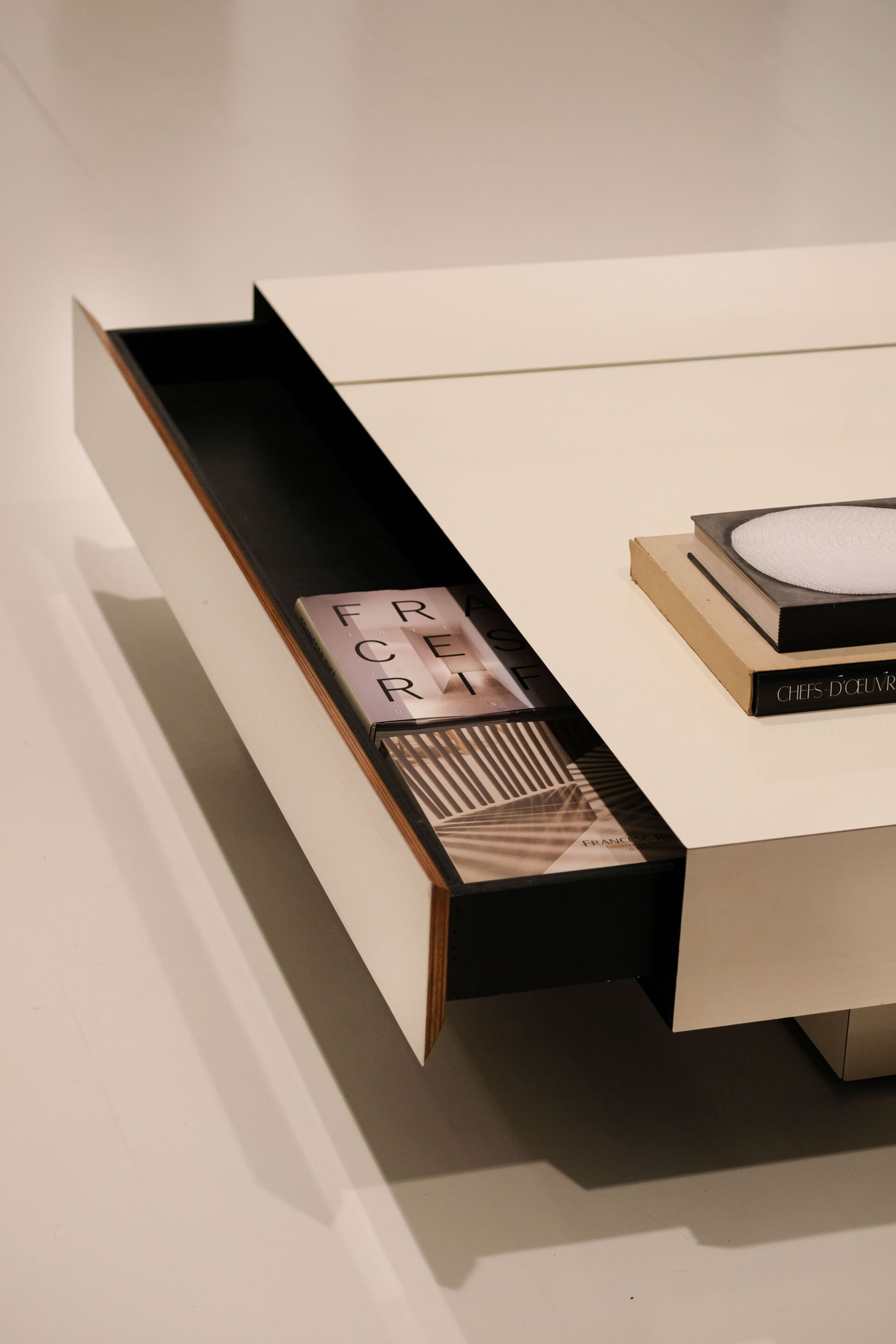 Низкий журнальный столик с латунной инкрустацией Jover+Valls Antique Boutique-Malibu ARCH-00001491 - Вид №3