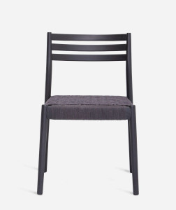 Штабелируемый стул с деревянной рамой и веревочным сиденьем