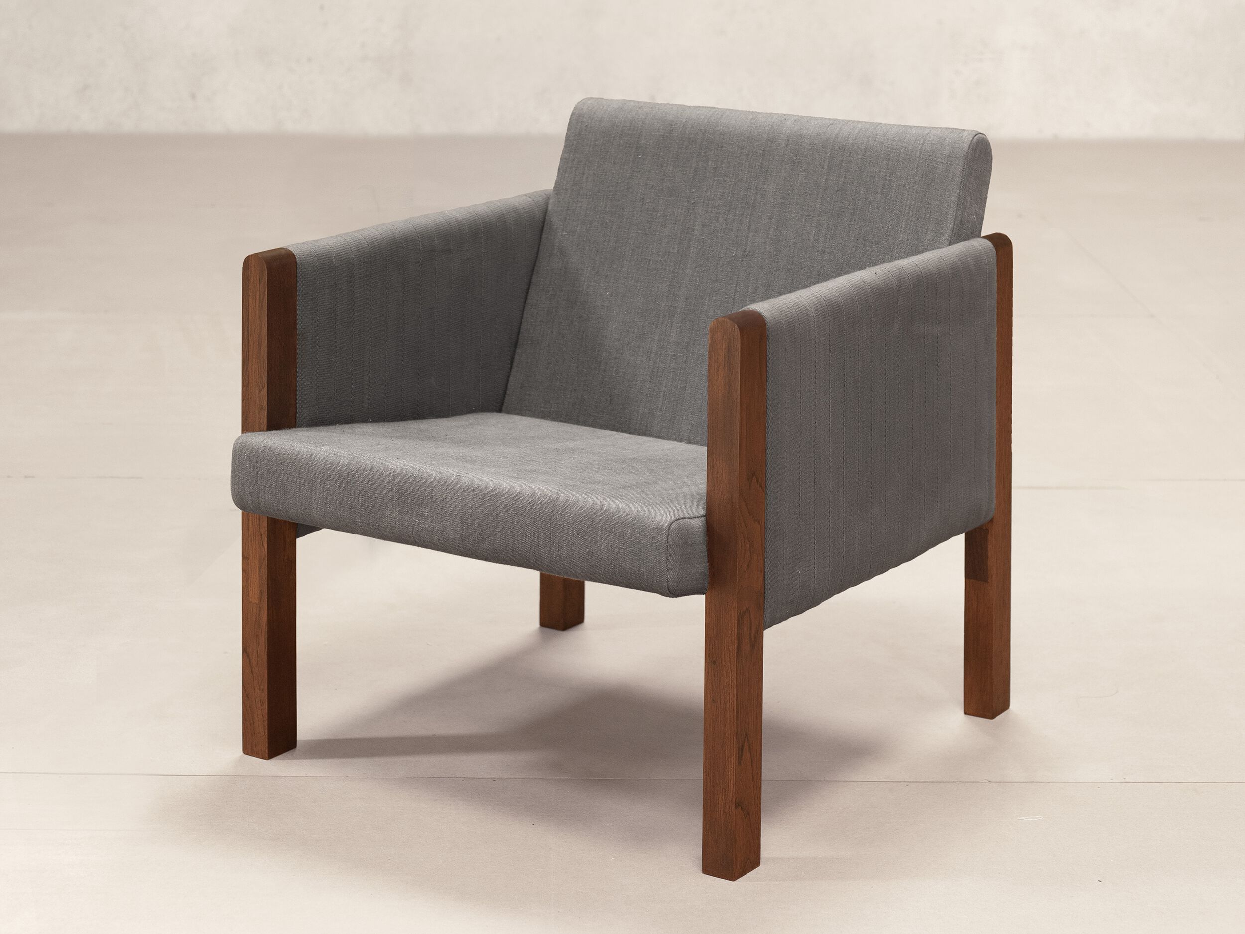 Тканевое кресло с подлокотниками Phantom Hands Niwar ARCH-00150328