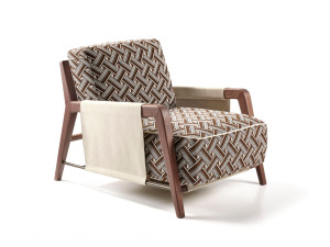 Тканевое кресло с подлокотниками