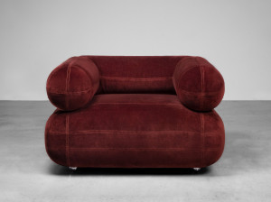 Тканевое кресло с подлокотниками