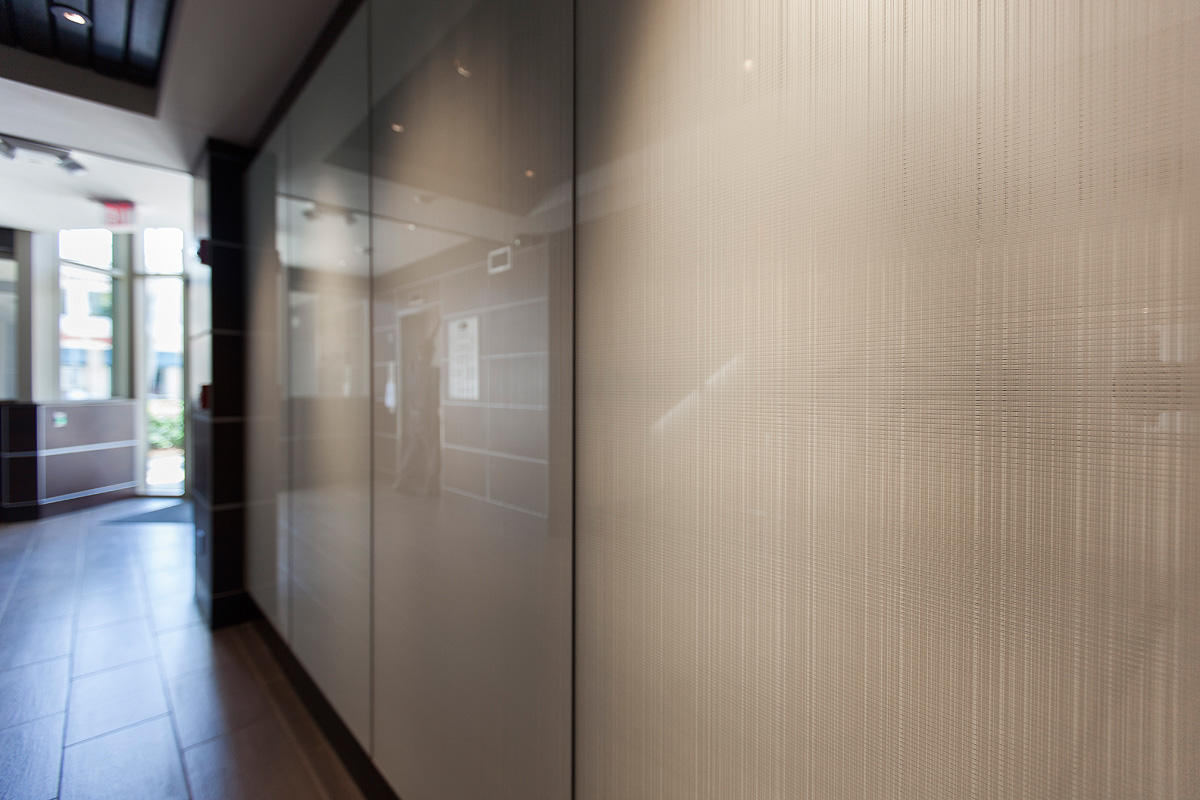 FSRT680 Система облицовки стен Levele с плавающими панелями и индивидуальными угловыми деталями из плавленого нейзильбера с льняной отделкой в ​​техасском страховании жизни, уэйко, техас Forms-surfaces  - Вид №3