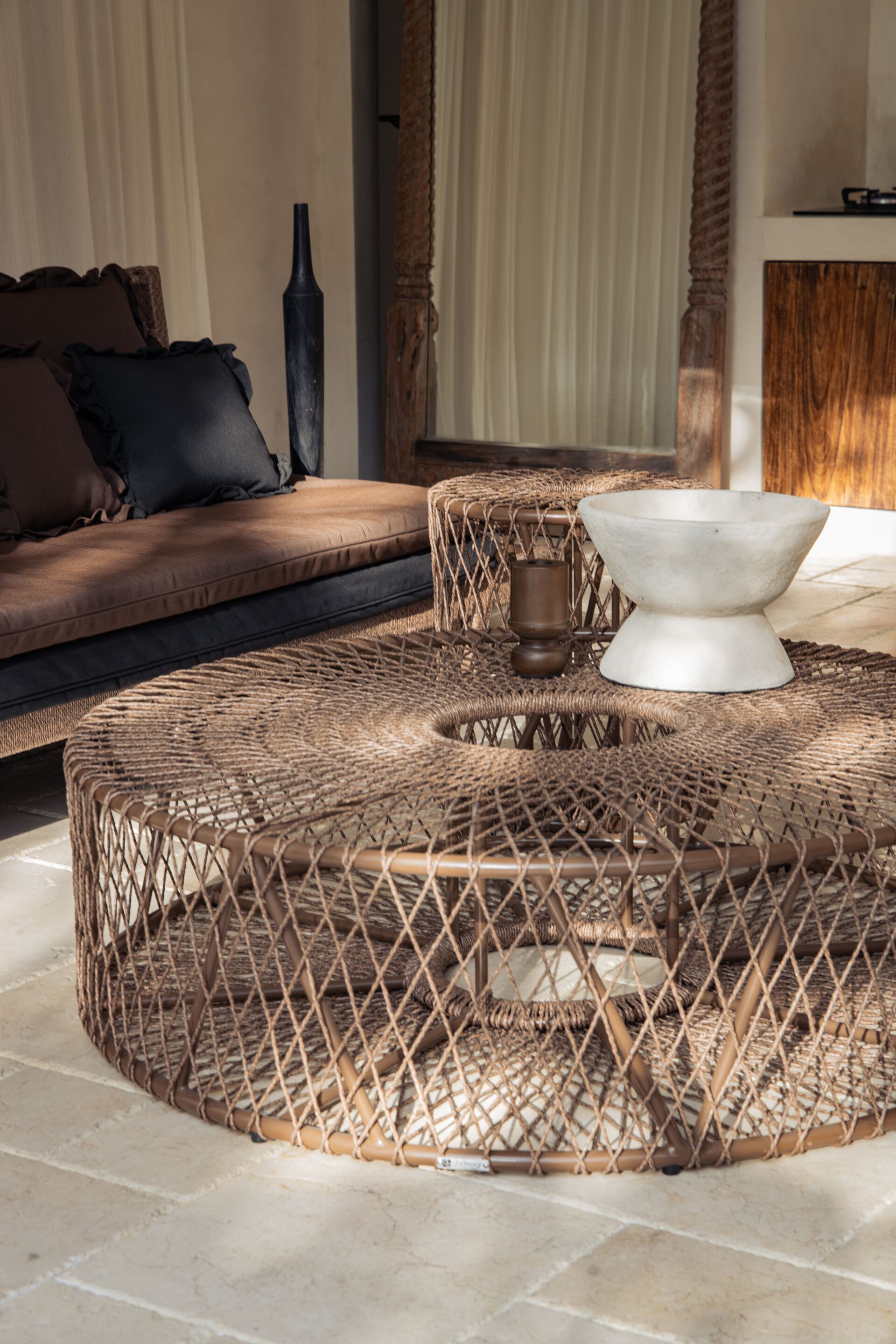 Низкий стол из тикового дерева cbdesign коктейль ARCH-00051537 - Вид №3