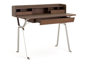 Деревянный письменный стол