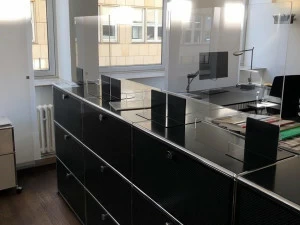 USM Модульная стойка администратора с парафиатным барьером Usm protective screens