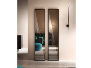 Прямоугольное напольное зеркало в рамке