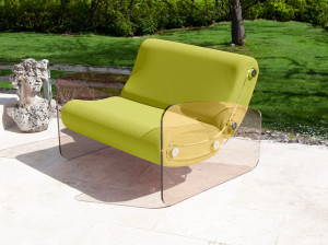 Кресло с подлокотниками