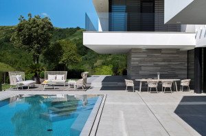 Садовая кровать с высокой спинкой