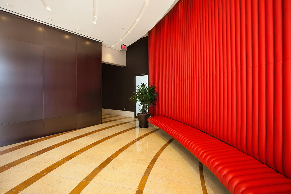 FSRT674 Система облицовки стен Levele панелями лайтпланов; Вставки из вивихромового хромового стекла с белой прослойкой и опалексной отделкой показаны с подсветкой в ​​здании Brandywine, Уилмингтон, Делавэр Forms-surfaces  - Вид №5