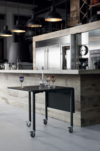 Раздвижной стол из меламина с колесами