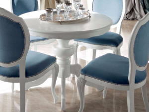 Круглый деревянный стол