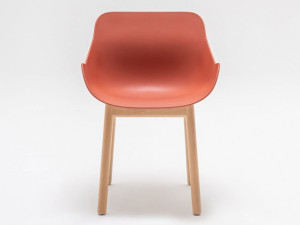 Стул из полипропилена с деревянным основанием и подлокотниками