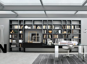 Деревянный книжный шкаф