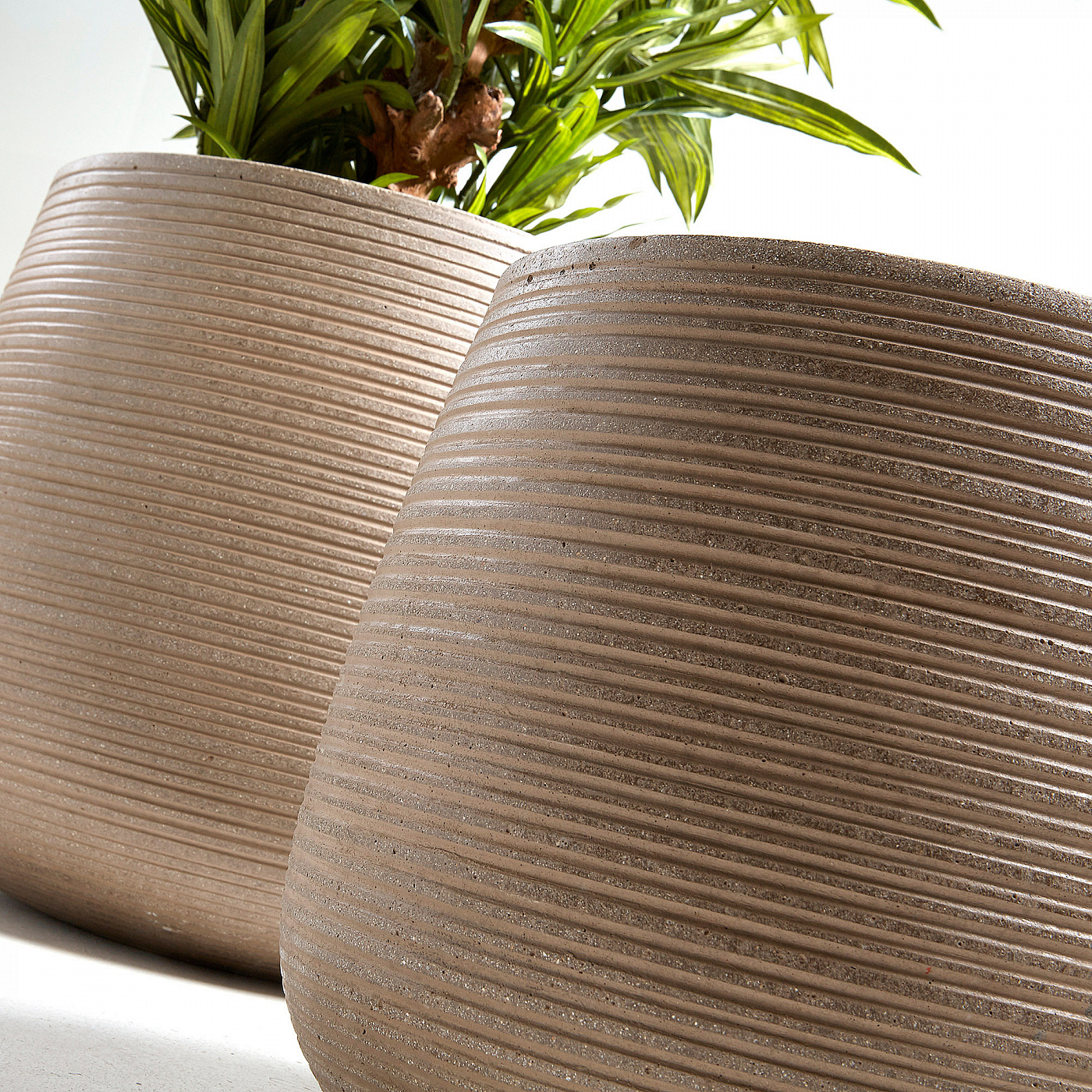 047486 Lis Набор из 2 кашпо цементно-коричневый La Forma Loa 