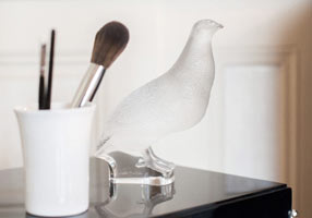 Gentry Home Туалетный столик Melrose из массива красного дерева  Black laquer - tiffany silver GH101194  - Вид №1