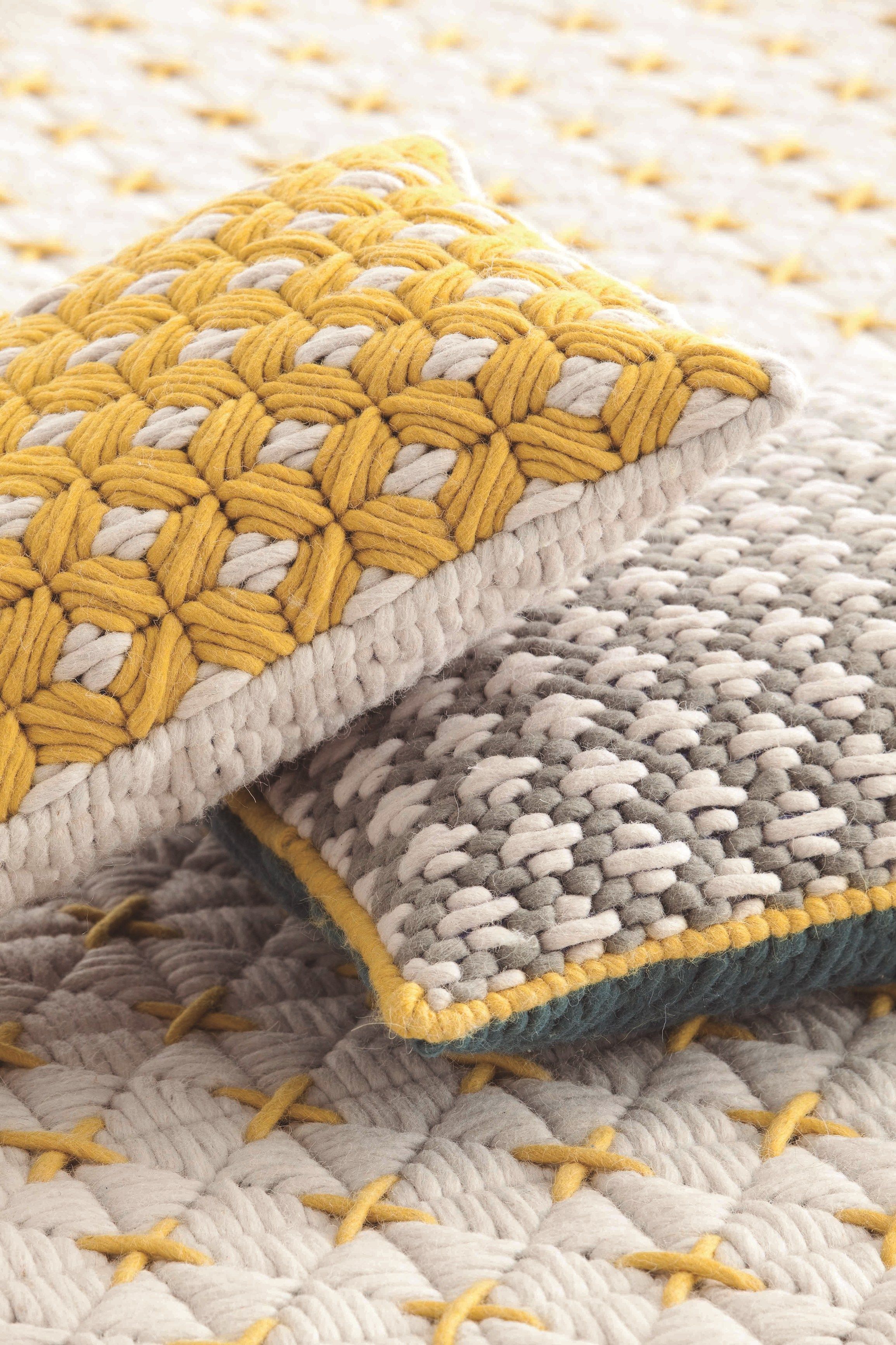 Ручная вышитая квадратная подушка из ткани GAN Silaï ARCH-00024600 - Вид №2