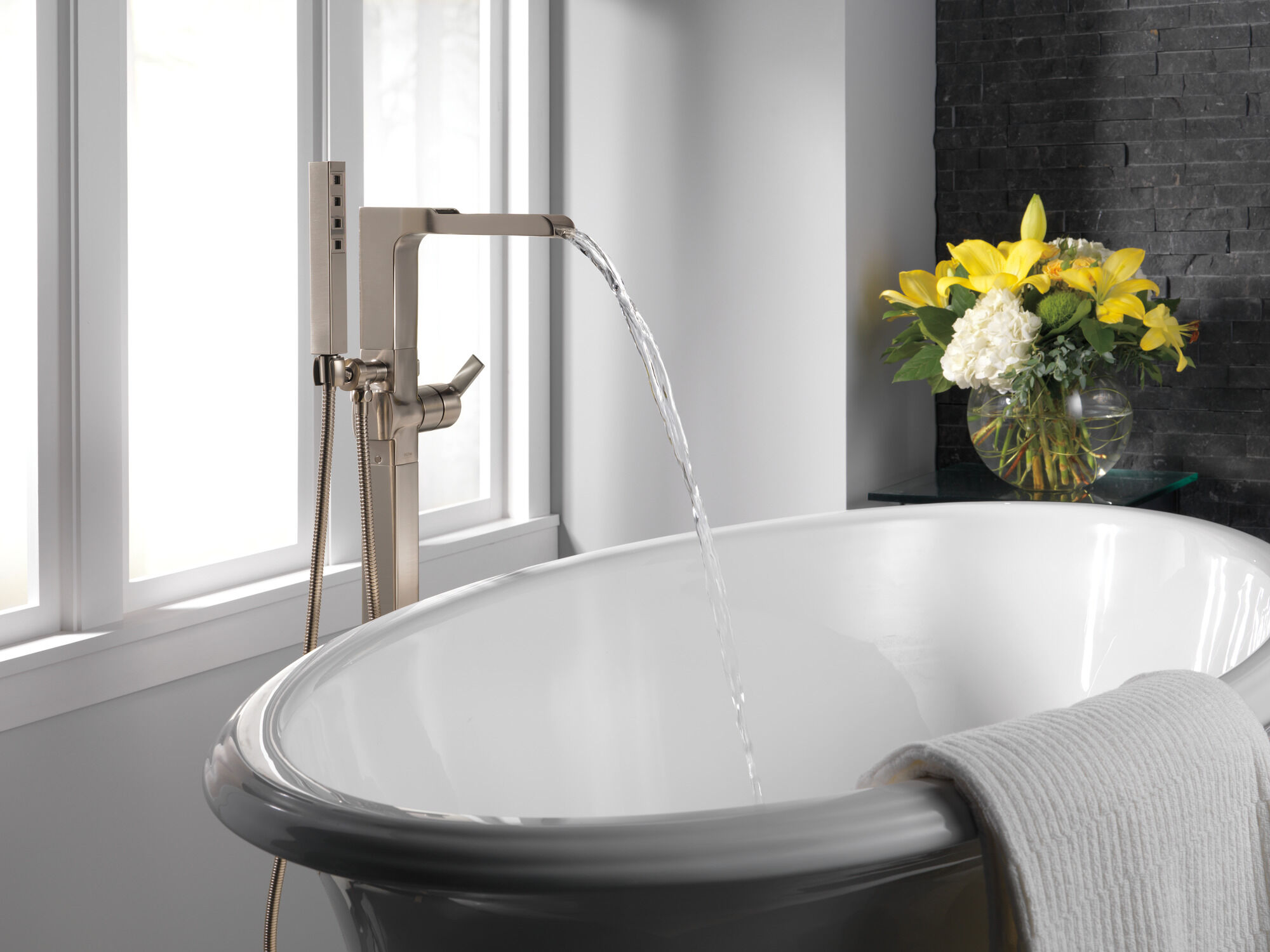 Однорычажный напольный носик с изливом для ванны с ручным душем Delta Faucet Ara T4768-SSFL - Вид №1