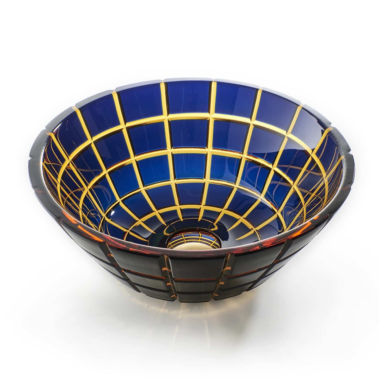 CBMIC 3SC Умывальник из 24% Pbo Crystal, изготовленный с использованием чрезвычайно сложной технологии «Incamiciato Crystal», внутри он янтарного цвета, а снаружи покрыт голубым кобальтовым кристаллом. Разрезы в форме «сетки», выполненные полностью вручну Treesseci 3SC CLASSICO