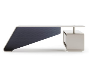 Деревянный стол с кожаными деталями