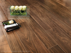 Пол из керамогранита под дерево