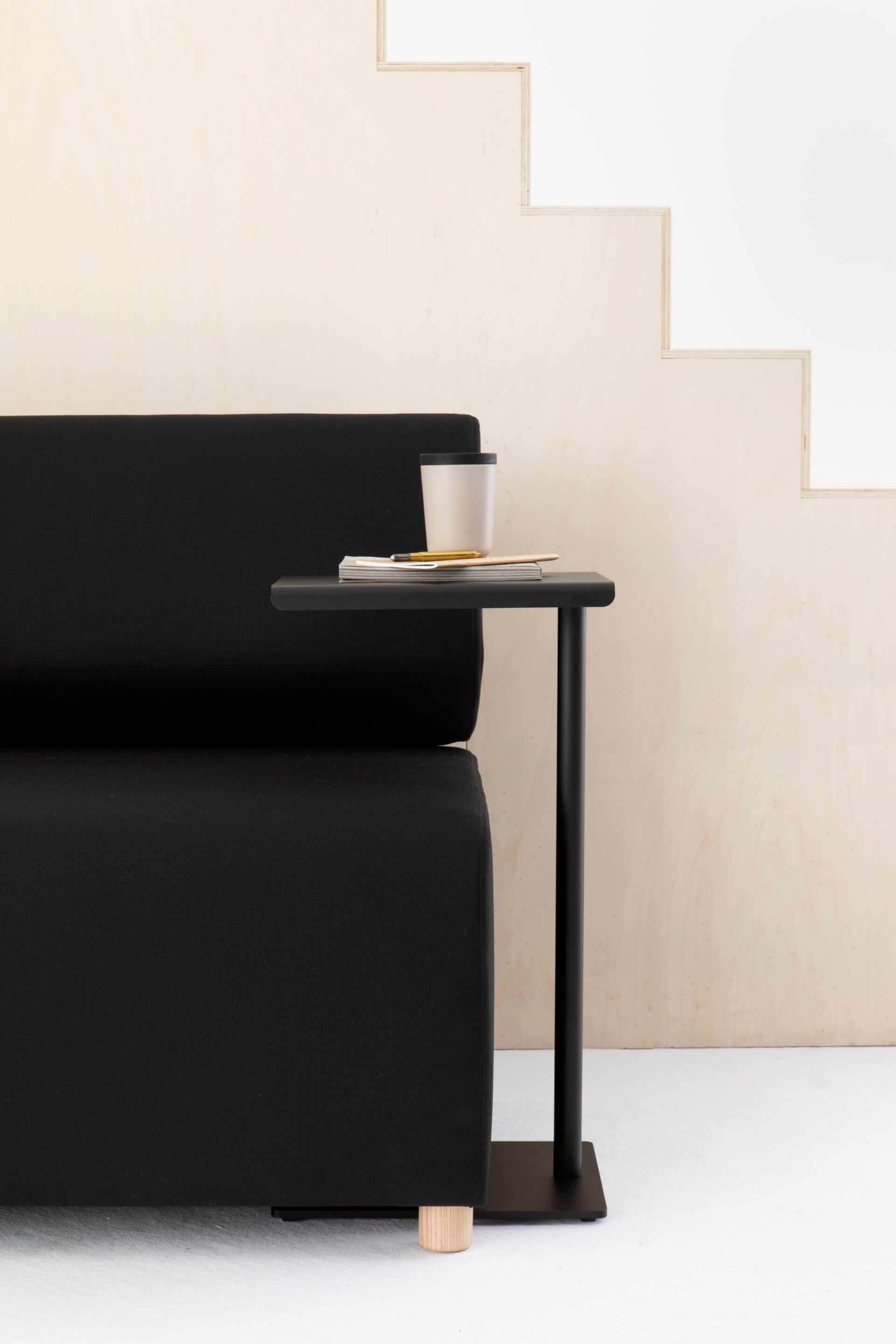 Высокий стальной журнальный столик с порошковым покрытием Cascando Team ARCH-00022399 - Вид №6