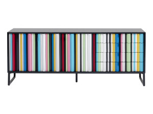 Шкаф из стали и дерева с распашными дверями