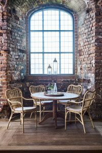 Стул из ротанга с подлокотниками