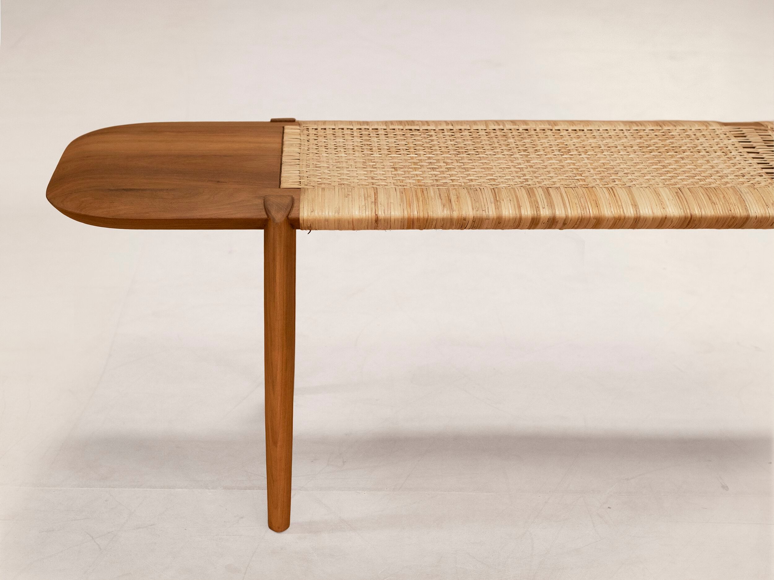 Скамейка из тикового дерева Phantom Hands Tangāli ARCH-00097989 - Вид №2