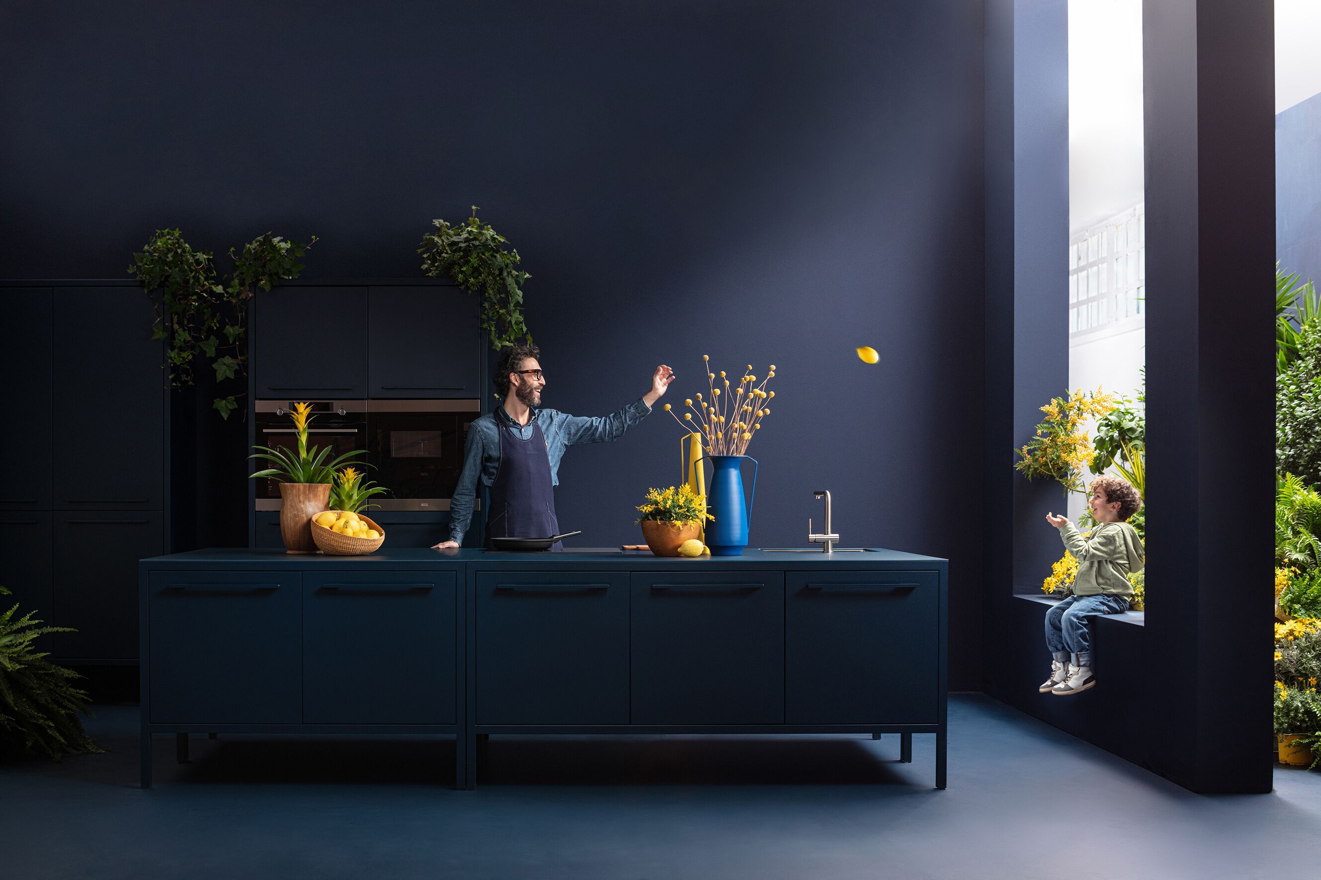 Металлическая мини-кухня с ручками и травленым стеклянным верхом Fantin рамка ARCH-00008461 - Вид №1