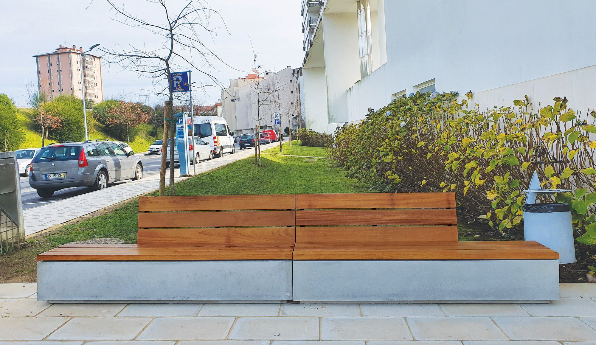 Бетонная и деревянная скамья со спинкой amop комфорт ARCH-00013363 - Вид №1