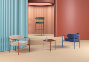 Тканевое кресло с подлокотниками