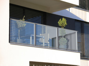 Перила из алюминия и стекла