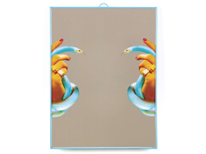 Настенное зеркало с пластиковой рамкой