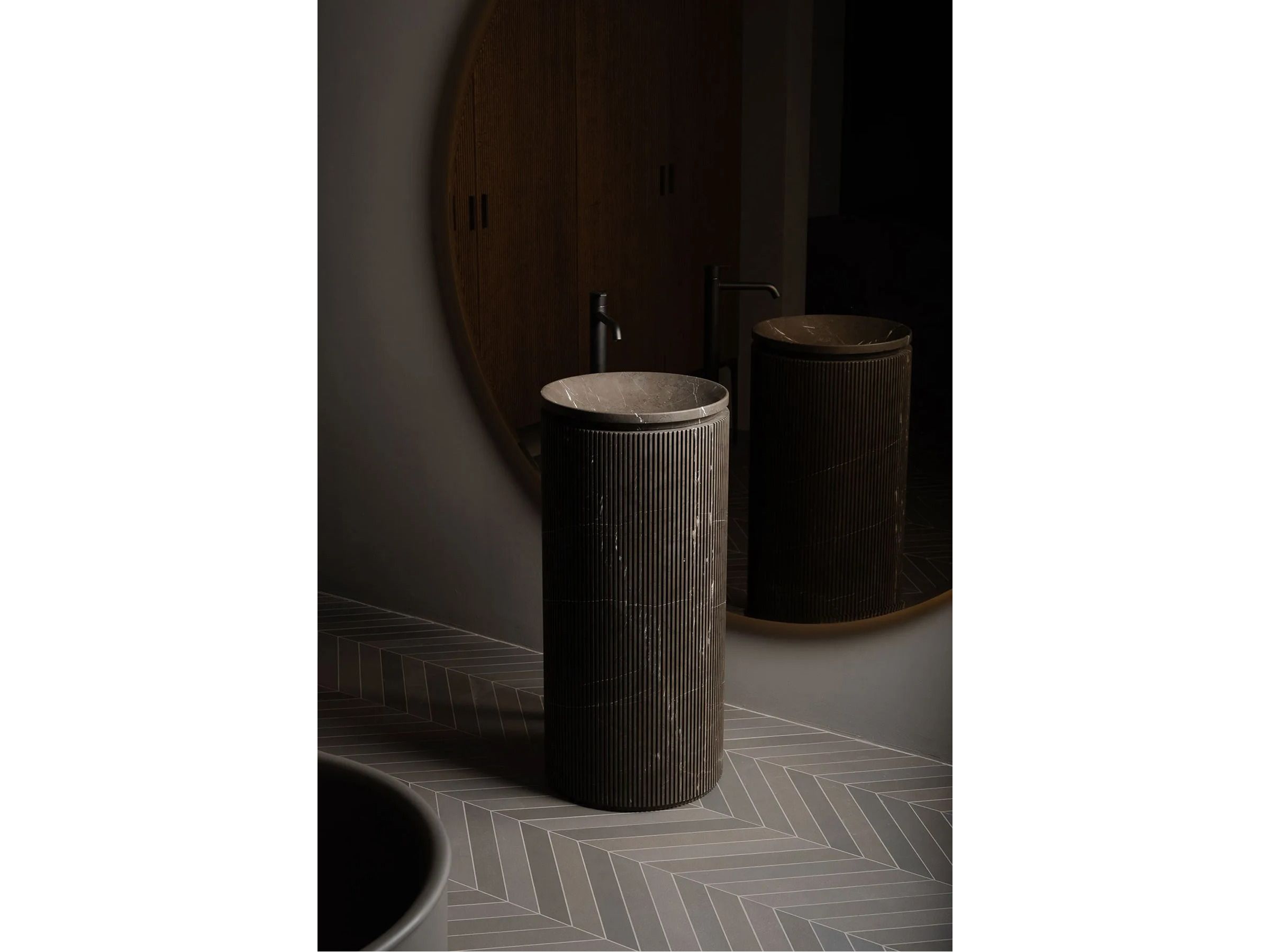 Отдельно стоящий круглый умывальник из мрамора Pietra Grey Inbani решетки ARCH-00034907 - Вид №13