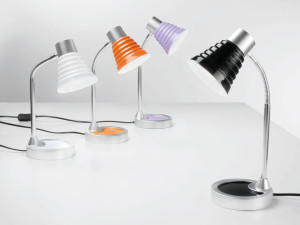 Пластиковая и металлическая настольная лампа