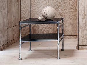 Стальной и стеклянный журнальный столик с отсеком для хранения