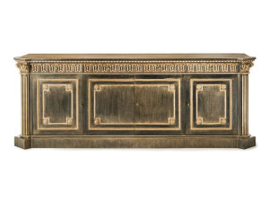 Деревянный шкаф с распашными дверями