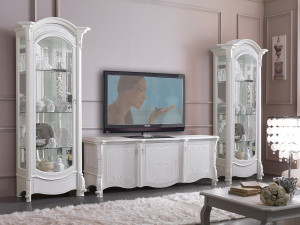 Деревянная витрина со встроенным освещением